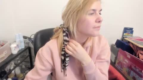 Snapshot of artsyandcraftsy_ chatting on February 2026 11:44:01 PM MIA online show from February 2026 11:44:01 PM