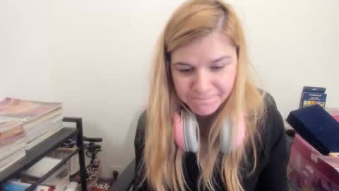 Snapshot of artsyandcraftsy_ chatting on February 2026 11:56:01 PM MIA online show from February 2026 11:56:01 PM