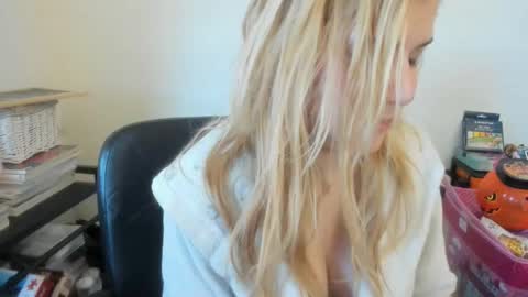 Snapshot of artsyandcraftsy_ chatting on February 2026 08:59:02 AM MIA online show from February 2026 08:59:02 AM