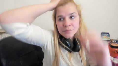 Snapshot of artsyandcraftsy_ chatting on February 2026 10:55:01 PM MIA online show from February 2026 10:55:01 PM