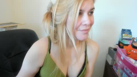 Snapshot of artsyandcraftsy_ chatting on March 2026 11:01:02 AM MIA online show from March 2026 11:01:02 AM