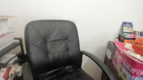 Snapshot of artsyandcraftsy_ chatting on March 2026 10:16:02 PM MIA online show from March 2026 10:16:02 PM