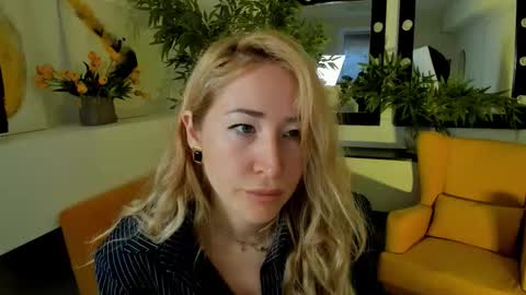 Snapshot of astramonroe chatting on September 2025 04:28:02 AM astramonroe online show from September 2025 04:28:02 AM