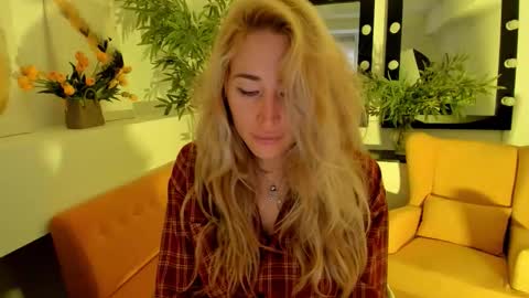 Snapshot of astramonroe chatting on October 2025 04:29:01 AM astramonroe online show from October 2025 04:29:01 AM