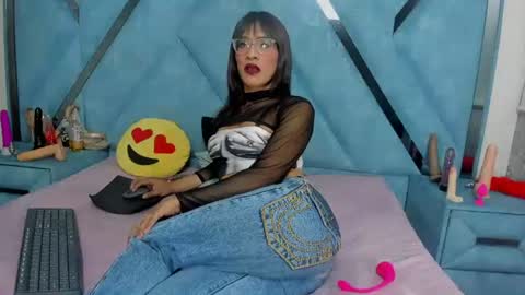 Snapshot of aura_love69 chatting on June 2026 03:29:02 AM Monii Yi online show from June 2026 03:29:02 AM