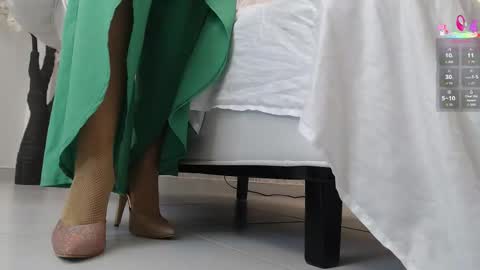 Aura sanders online show from December 2025 12:00:01 PM