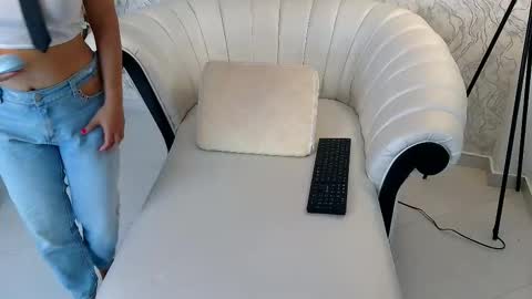 Aura sanders online show from February 2026 11:59:01 AM