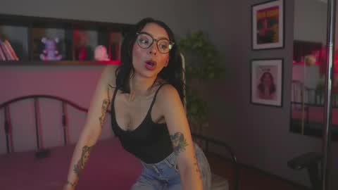  A U R A           online show from November 2025 03:16:02 AM