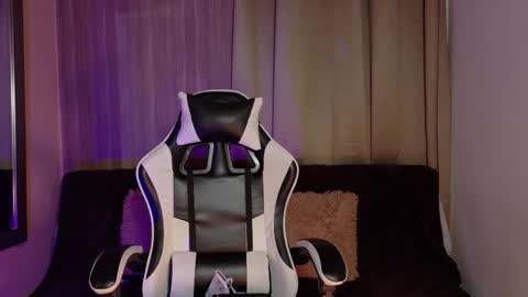 aurora_collins08 online show from November 2025 04:07:01 PM