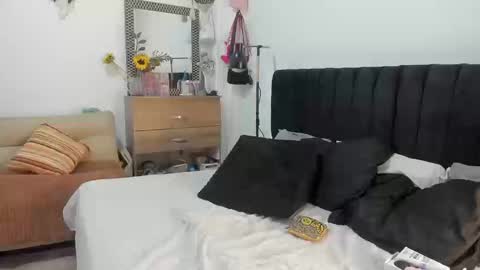 aurora_moonm online show from March 2026 04:07:02 AM