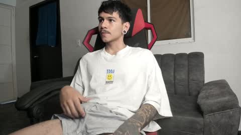 Snapshot of austin_falcon chatting on January 2025 09:04:02 PM Austin online show from January 2025 09:04:02 PM