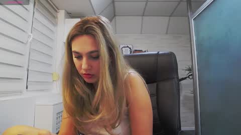 Snapshot of avablue_ chatting on February 2025 07:13:02 AM online show from February 2025 07:13:02 AM