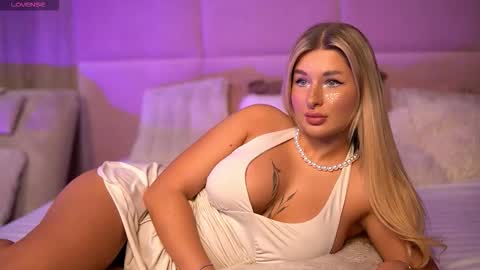 Snapshot of avashay chatting on October 2025 10:22:01 PM Carina online show from October 2025 10:22:01 PM