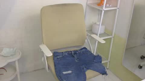 Snapshot of averageuncut1 chatting on January 2026 07:11:01 PM Rhian online show from January 2026 07:11:01 PM