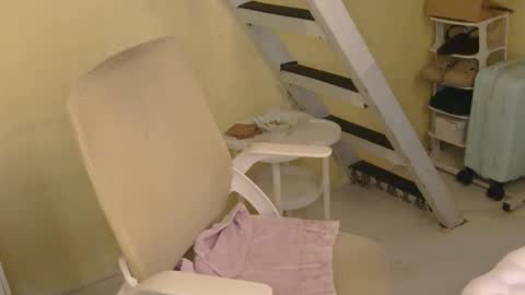 Snapshot of averageuncut1 chatting on February 2026 04:09:02 AM Rhian online show from February 2026 04:09:02 AM