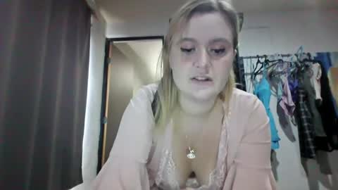 Snapshot of avery_doll21 chatting on June 2026 04:35:02 PM Avery Doll online show from June 2026 04:35:02 PM