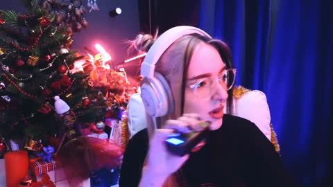 Avriel online show from December 2024 02:15:01 AM