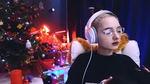 Avriel online show from December 2024 02:49:02 AM