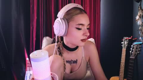 Snapshot of avi_nile chatting on June 2026 04:03:02 AM Avriel online show from June 2026 04:03:02 AM
