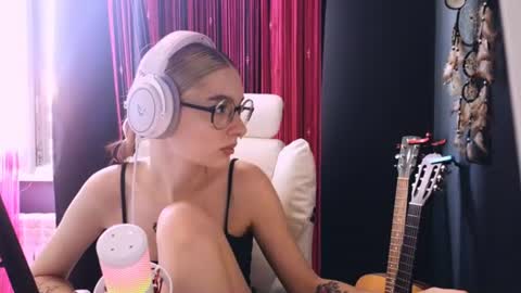Snapshot of avi_nile chatting on June 2026 03:04:02 AM Avriel online show from June 2026 03:04:02 AM
