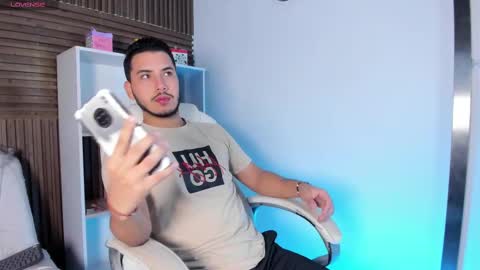 axel_grey_ online show from October 2025 12:03:02 PM