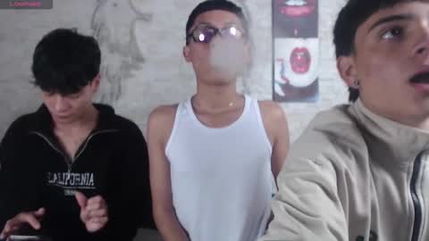 axel_milo_and_kairo online show from December 2025 04:32:01 AM