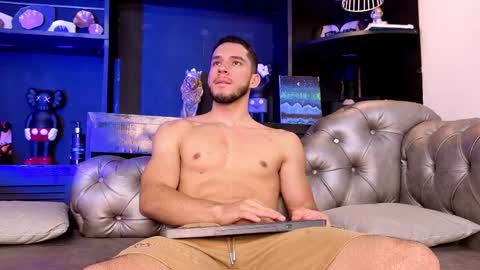 Snapshot of axel_tone chatting on April 2026 08:04:01 PM Axel online show from April 2026 08:04:01 PM