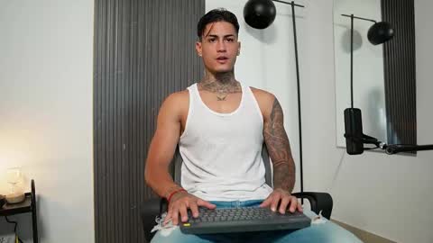 Agustin online show from October 2025 08:28:02 PM