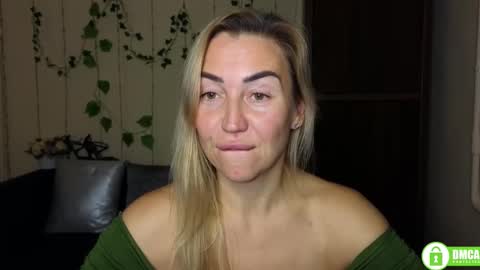 Jully online show from November 2025 06:41:01 PM