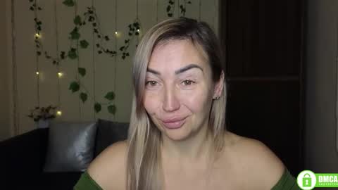 Jully online show from December 2025 06:35:02 PM