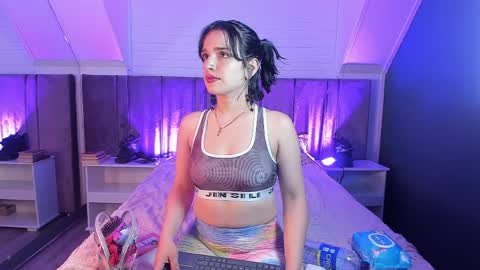 Snapshot of azahara_18 chatting on April 2026 11:35:02 PM Azahara online show from April 2026 11:35:02 PM