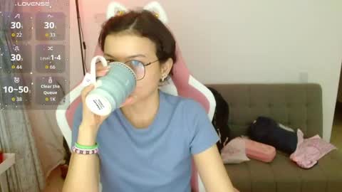 Snapshot of azu_chan chatting on April 2026 01:30:01 AM Azu online show from April 2026 01:30:01 AM