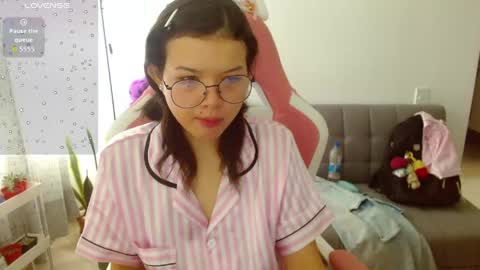 Snapshot of azu_chan chatting on June 2026 12:32:01 PM Azu online show from June 2026 12:32:01 PM