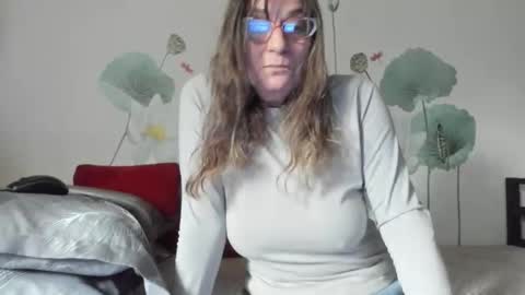 Snapshot of badgg chatting on December 2025 01:39:02 PM Gina online show from December 2025 01:39:02 PM