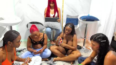 Snapshot of badgirls_000 chatting on January 2025 02:18:01 PM candy and dayan online show from January 2025 02:18:01 PM