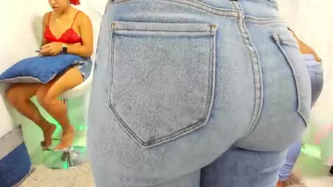 Snapshot of badgirls_000 chatting on February 2025 02:24:02 PM candy and dayan online show from February 2025 02:24:02 PM