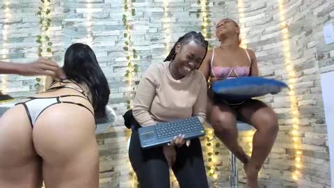 Snapshot of badgirls_000 chatting on February 2025 11:25:01 AM candy and dayan online show from February 2025 11:25:01 AM