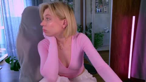 Snapshot of balerinacappuccino_ chatting on June 2026 04:52:02 AM Elly online show from June 2026 04:52:02 AM
