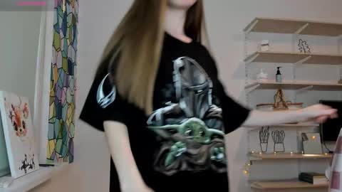 Kira online show from October 2025 01:43:02 PM