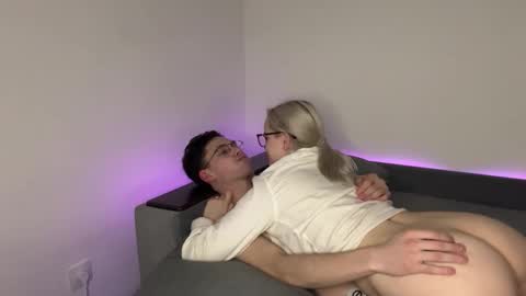 Max and Bella online show from November 2025 01:44:02 PM