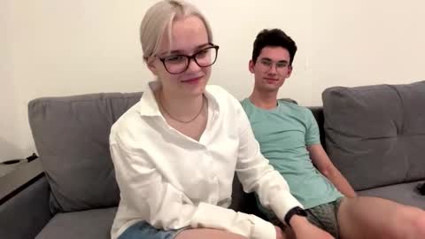 Max and Bella online show from September 2025 03:56:02 PM