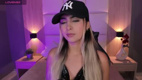 Bella cam online show from September 2025 07:37:01 PM