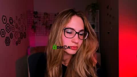 Snapshot of bella_dorn chatting on April 2026 07:20:01 PM Bella online show from April 2026 07:20:01 PM
