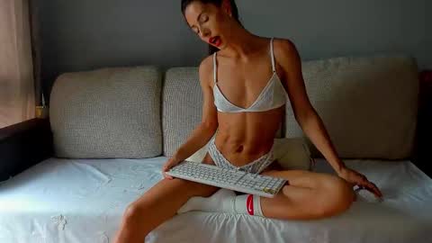 Snapshot of bella_hot77 chatting on September 2025 09:20:01 AM Anna online show from September 2025 09:20:01 AM
