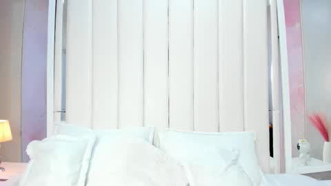 Mia online show from October 2025 01:01:01 PM