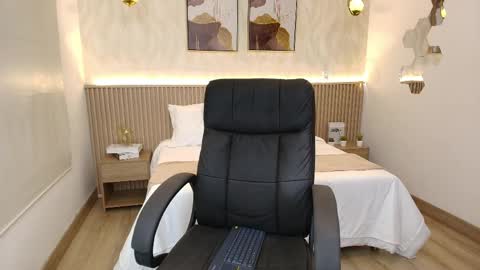 bella_millers online show from April 2026 06:49:02 PM