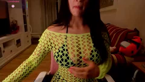 Snapshot of bella_pocahontas3 chatting on October 2025 09:59:01 PM bella_pocahontas3 online show from October 2025 09:59:01 PM