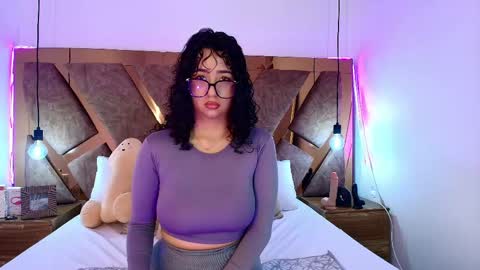 Bella Swwan  online show from April 2026 01:52:02 PM