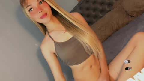 Snapshot of bella_tara chatting on June 2026 03:45:01 AM Bella online show from June 2026 03:45:01 AM