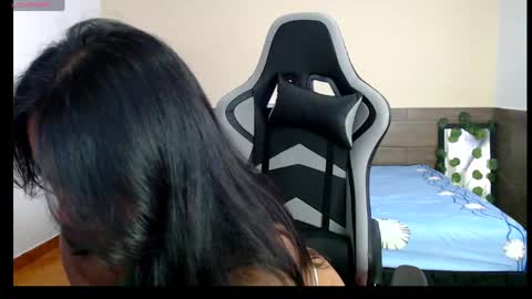 bella_warzon online show from April 2026 09:49:02 PM